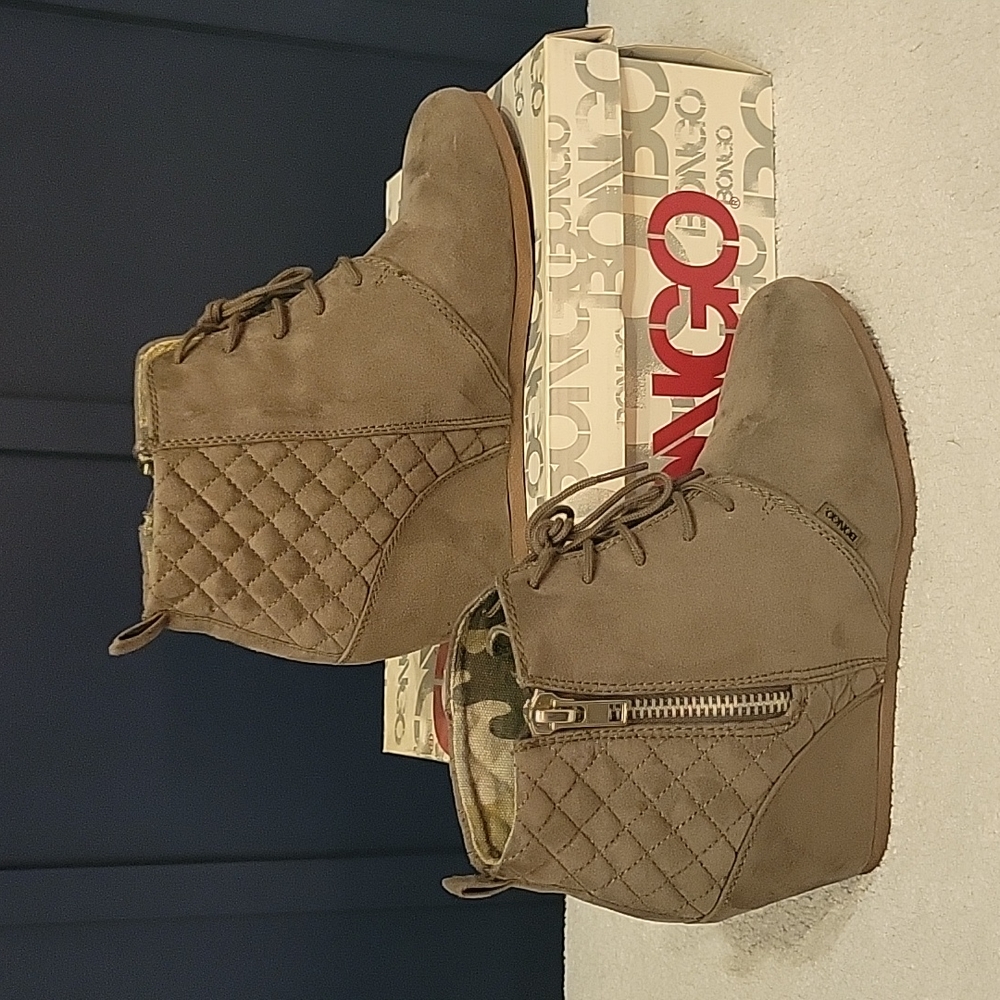 BONGO Kedzi Green Wedge Booties 8.5